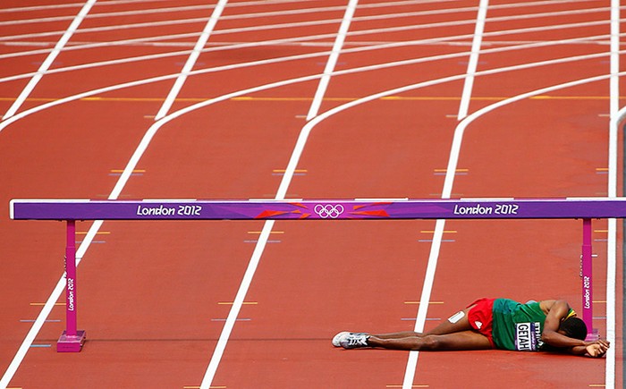 Birhan Getahun của Ethiopia bị chấn thương khi đang tranh tài ở vòng loại 3000m.